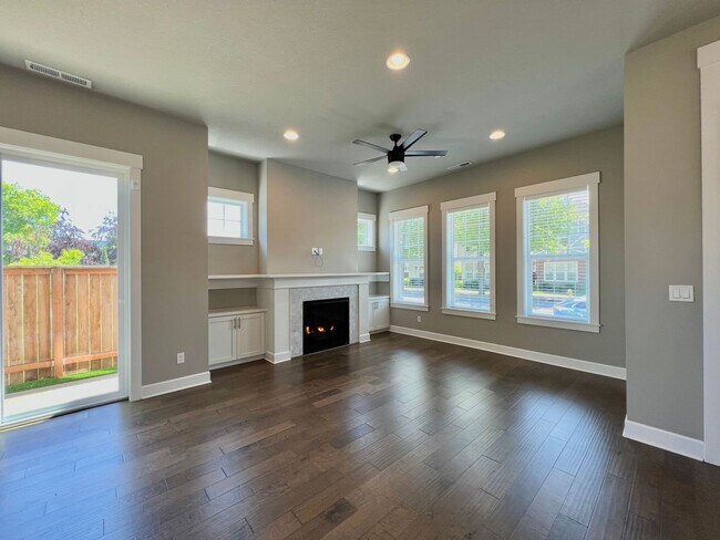 Foto del edificio - Luxury and Convenience Awaits in this Stunning 3 Bedroom, 2.5 Bathroom House with Abundant Parkin...