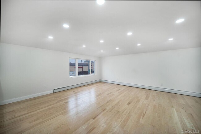 Foto del edificio - 109-87 Francis Lewis Blvd