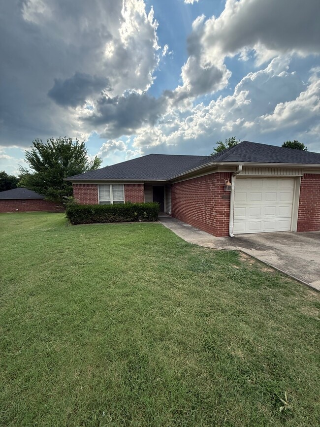 Building Photo - 1205 N Nashville Pl