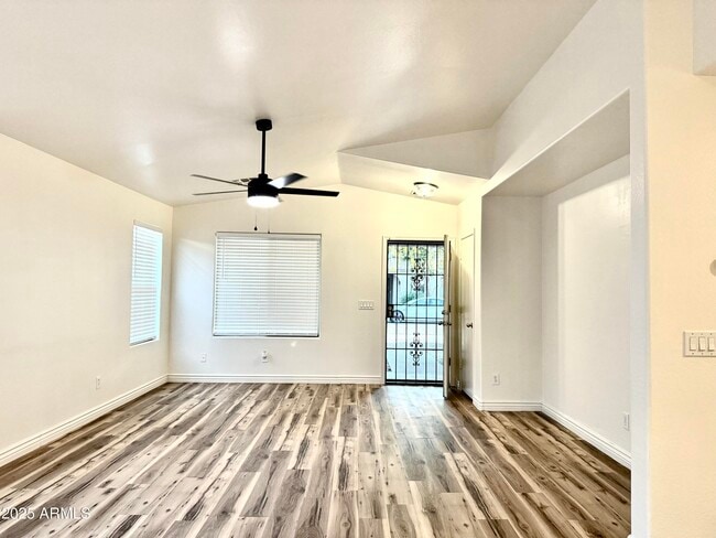 Foto del edificio - 2432 W Tamarisk Ave