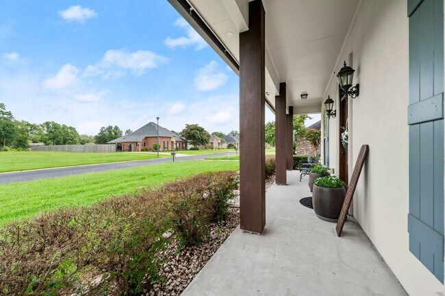 Building Photo - Custom 4 bedroom 3 bath open triple split ...