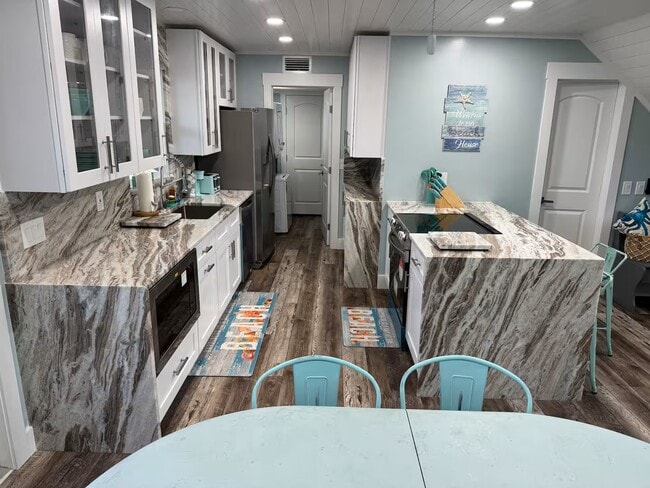 Building Photo - 3839 Sandstone Ct