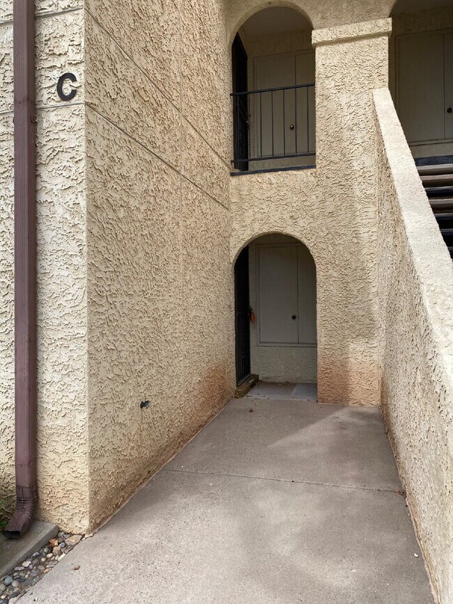 Building Photo - 1BR/1Bath Condo w/Garage