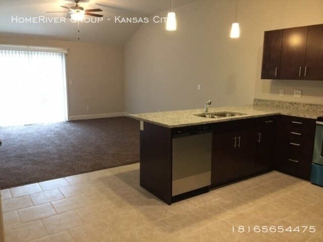 Building Photo - New 3bed/2bath duplex w/1 car garage