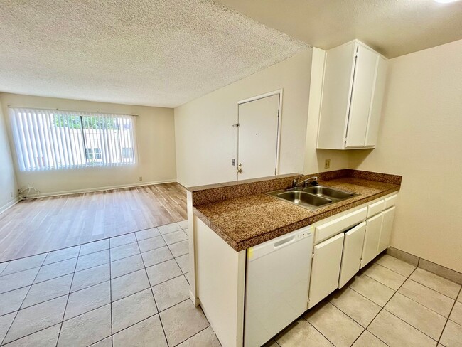 Foto del edificio - Upstairs 2BD/2BTH with Central A/C, Privat...
