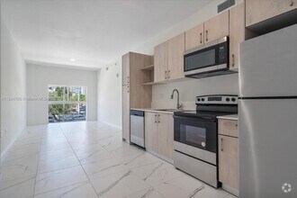Building Photo - 420 SW 7th Ave