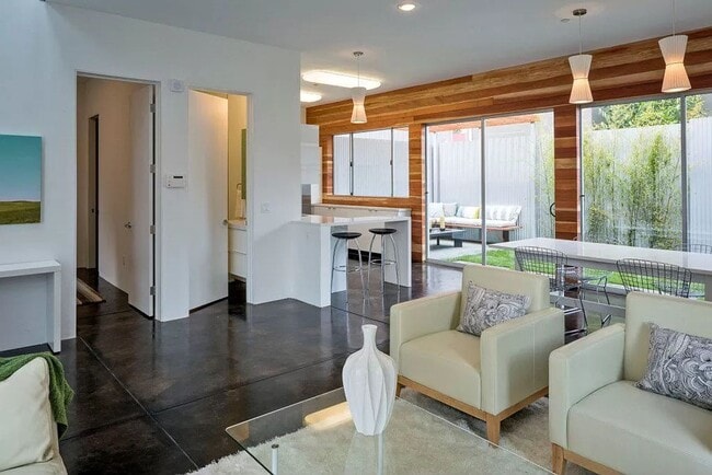 Building Photo - Beautiful Modern 3BR/3BA with In Unit Laundry and Parking | Oakland