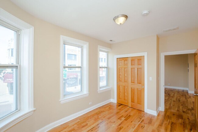 Foto del edificio - 5558 W Belmont Ave