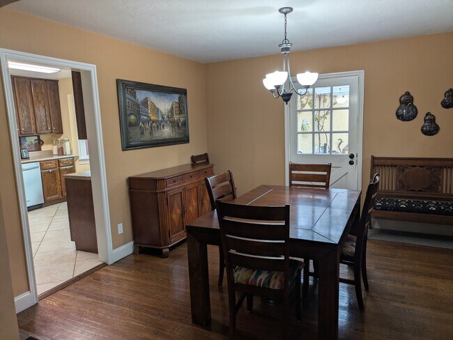 Comedor exclusivo - 5762 Olvera Ave