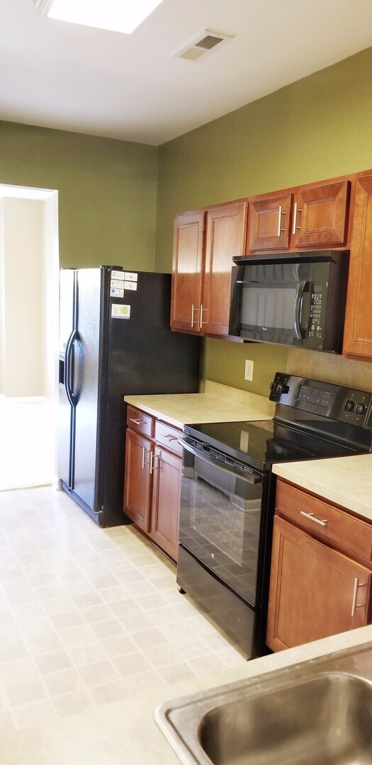 Building Photo - Stunning Town Home in Popular Liberty Hall