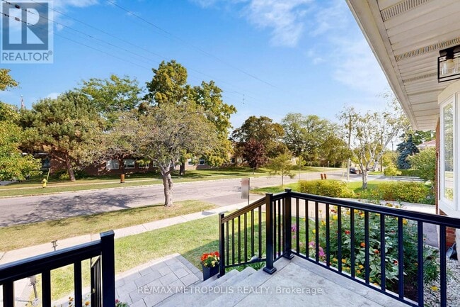 Building Photo - 162 Lord Roberts Dr