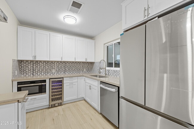 Building Photo - 1630 E Catalina Dr