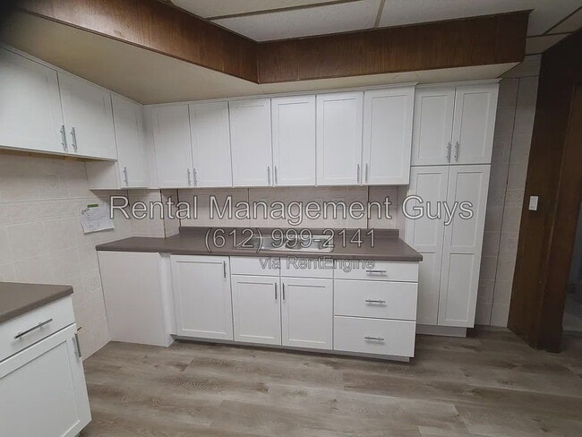 Building Photo - 736 Geranium Ave E