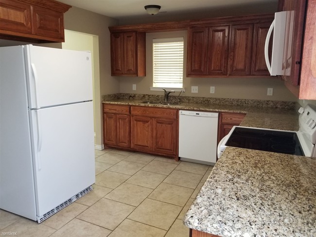 Building Photo - 1 br, 1 bath House - 413 W Dengar Ave