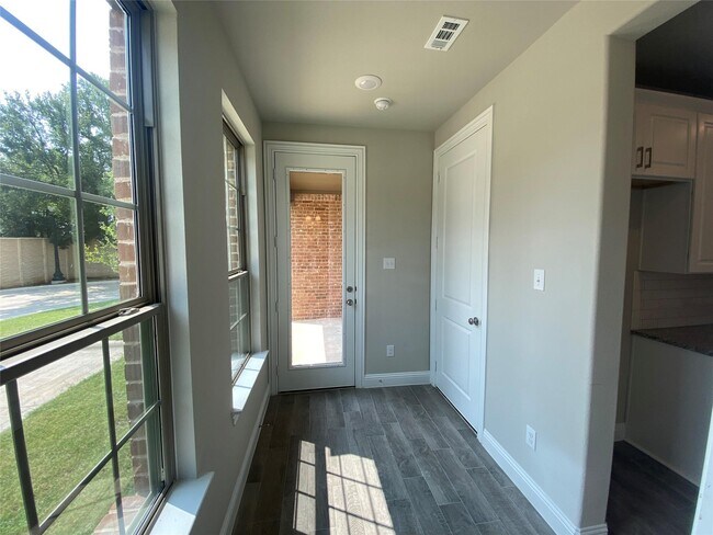 Foto del edificio - 805 Ponds Edge Ln
