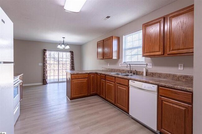 Building Photo - 3 Bed, 2 Bath Home Available in Spartanburg