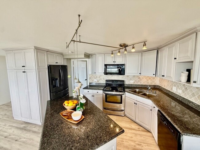 Building Photo - Century Park Plaza/2BR/2BA/2PK