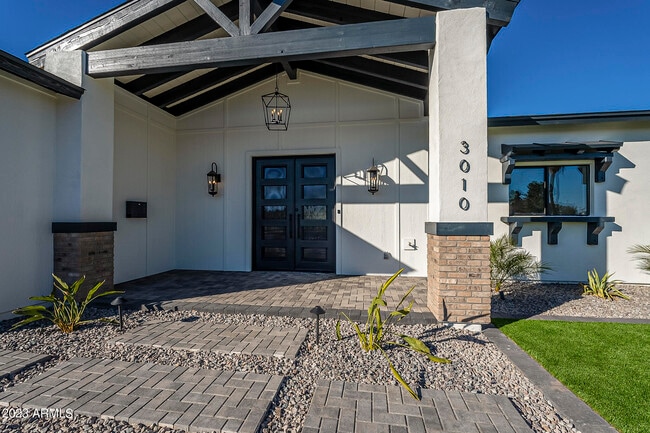 Building Photo - 3010 E Glenrosa Ave
