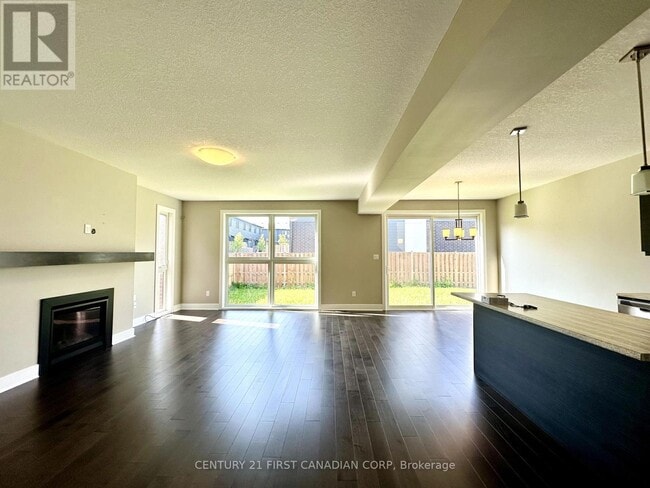 Building Photo - 515 Sophia Cres