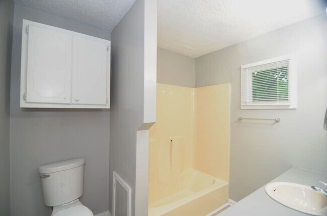 Foto del edificio - 2425 Tuxedo Dr NW
