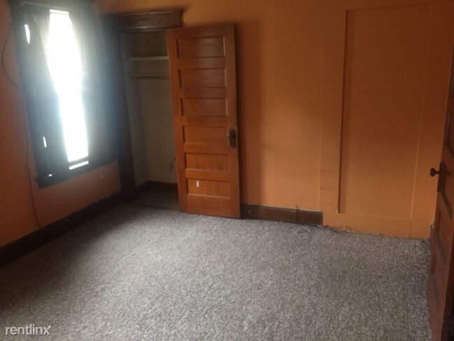 Building Photo - 2 br, 1 bath Apartment - 670 E Broadway