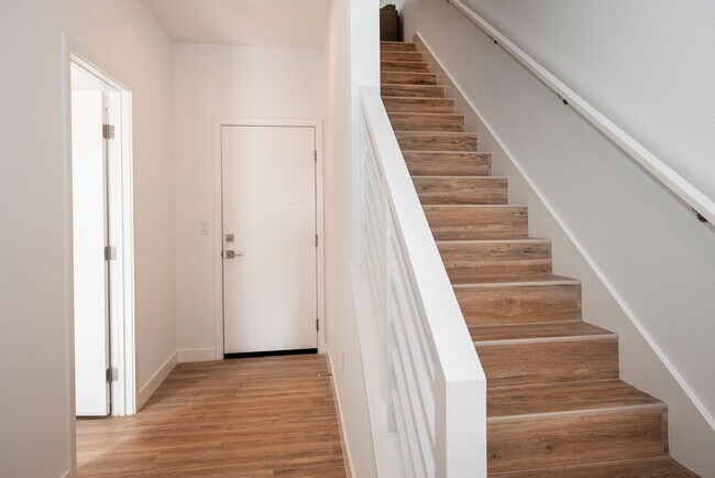 Building Photo - Exceptional 4 bed/3.5 new construction Hom...