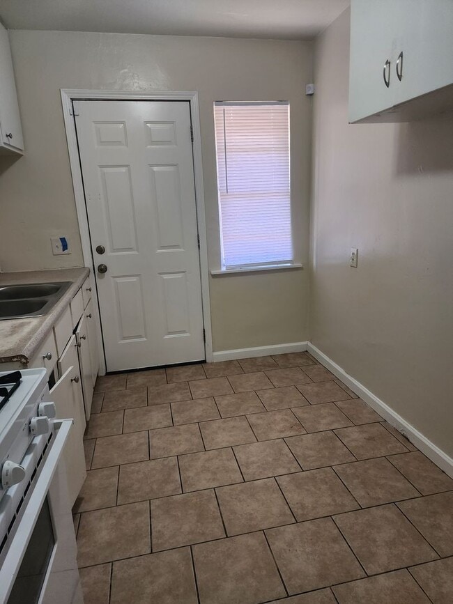 Building Photo - 1210 Oregon St