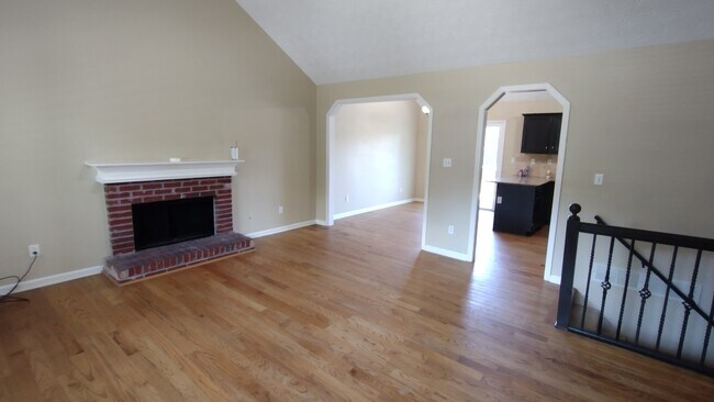 Sala de estar con paso a cocina y comedor. - 2765 Old Barn Trail