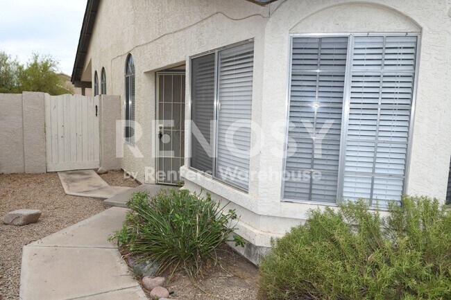 Foto del edificio - Ideal 3 Br 2 Ba 2 Car Garage Home Near the 51 and Union Hills in Phoenix