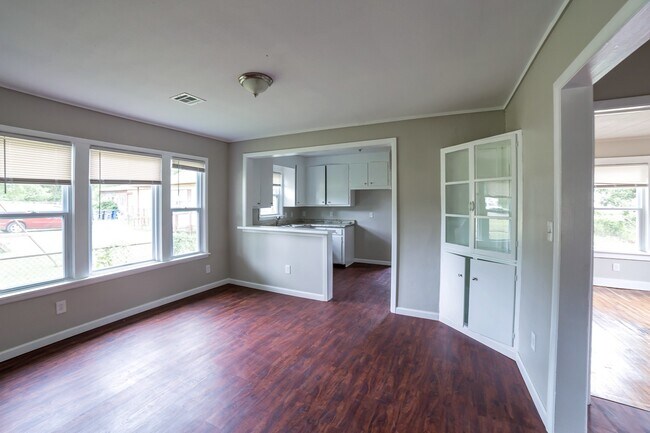 Foto del edificio - Full gut remodel! All new everything!! Come check it out.