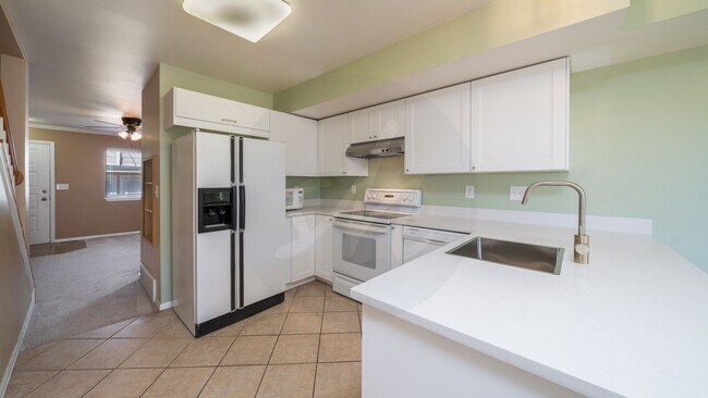 Foto del edificio - Cute Updated Townhome Near the Powers Corridor