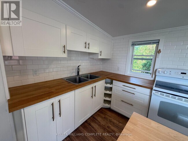 Photo du bâtiment - 405 Ridge Rd N