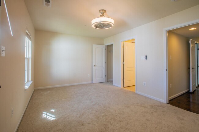 Foto del edificio - Lovely 3 BR/3.5 BA Townhome in Glen Burnie!