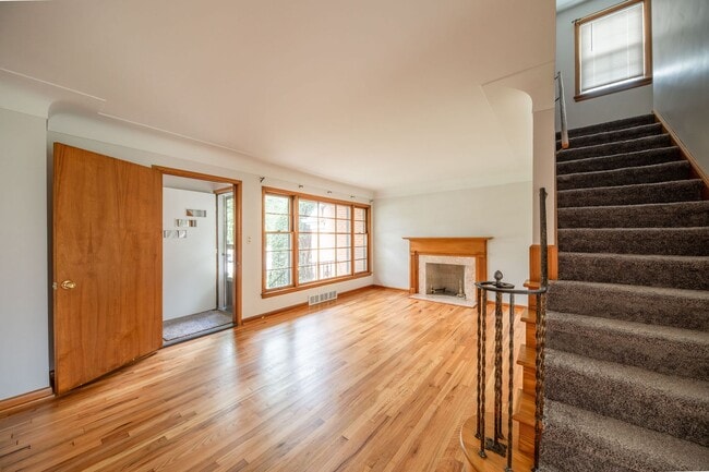 Building Photo - Charming 4-Bedroom Home in Prime Beachwood...