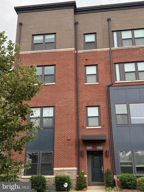 Building Photo - 44858 Tiverton Sq