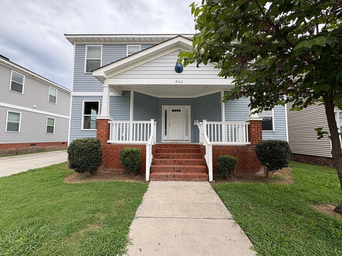 Foto principal - 862 W 43rd St
