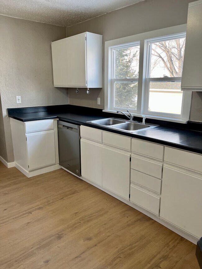 Foto del edificio - Beautiful 5 Bedroom, 2 bathroom Home