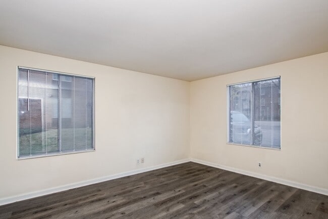 Building Photo - Updated Green Hills Condo!