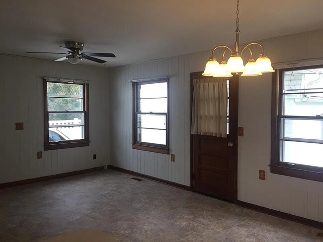 Building Photo - 115 Colonial Dr
