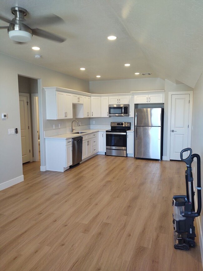 Foto del edificio - UTILITIES INCLUDED PERFECT 1 Bedroom 1 Bath