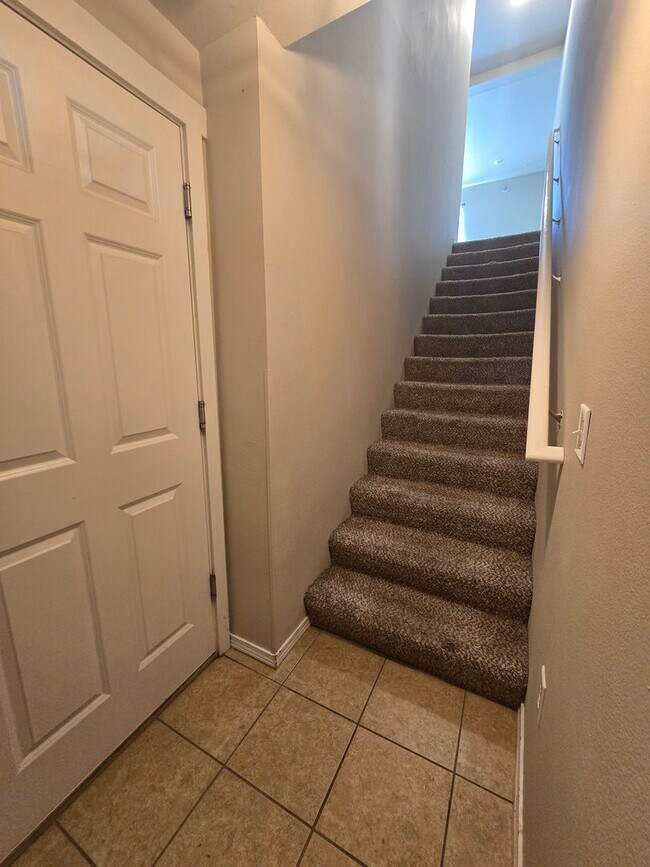 Foto del edificio - Possibly the Nicest & Most Convenient Townhome!