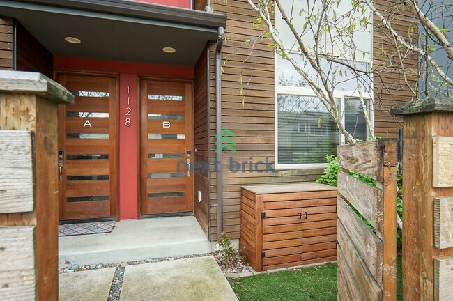 Foto del edificio - 2 BED & 1.5 BATH TOWNHOME FOR RENT