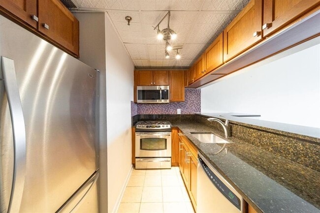 Building Photo - 227 Christopher Columbus Dr