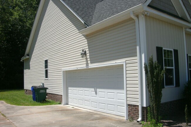 Building Photo - Par Dr 500 - Cove