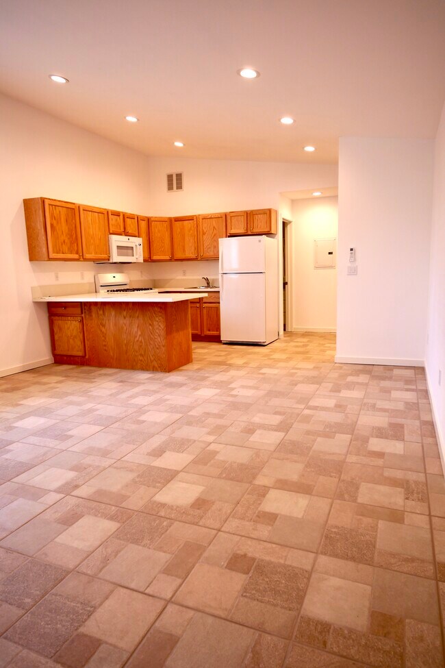Building Photo - 9759 Lemona Ave
