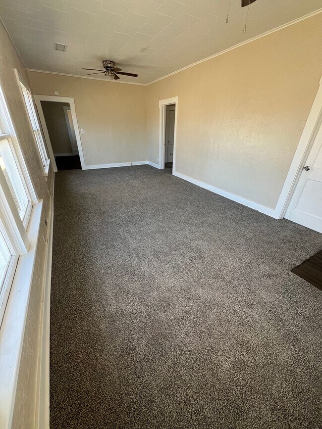 Foto del edificio - Large 3 bedroom with 2 car garage