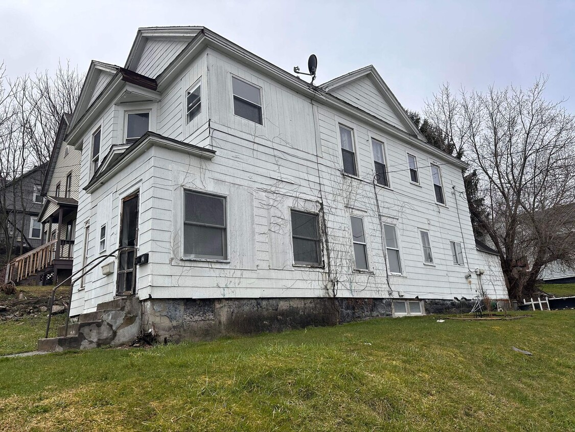 Building Photo - 100 Summit Avenue