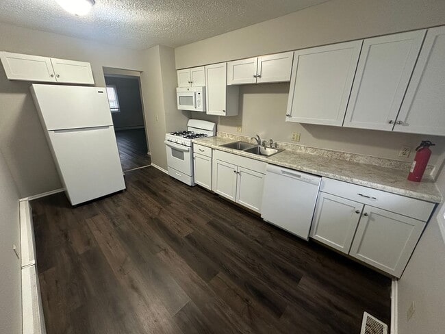 Building Photo - 607 Hillview Dr