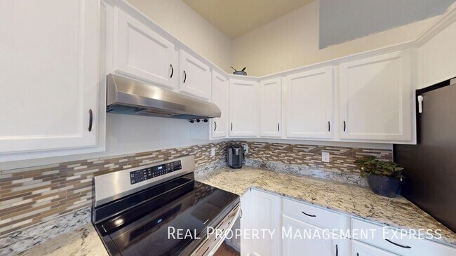 Foto del edificio - Stunning 4-Bedroom 2-Bathroom Home with Fully Fenced Yard