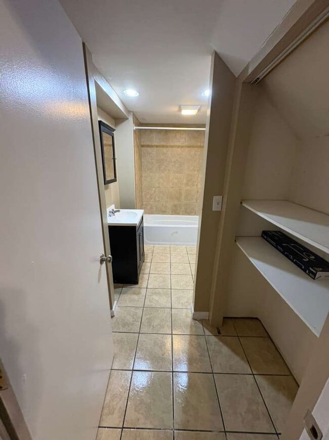 Foto del edificio - 554 N Main St